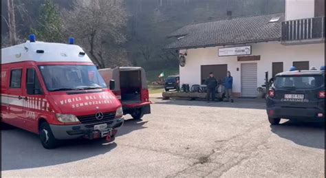 Lo schianto e il tuffo nel lago ghiacciato, il pianto straziante di ...